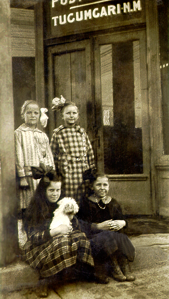 Ruth and her cousin Opal (top row) in Tucumcari New Mexico